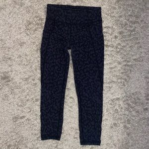 Lululemon time to sweat crop 23" size 6